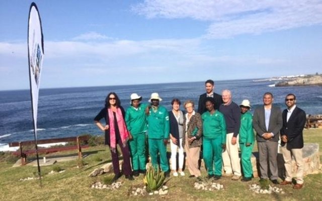 Mayor Botha-Guthrie (centre) flanked by key role players and workers of the Hermanus Biodiversity Walk project